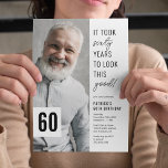 Sessenta Foto Chic 60º Convite de aniversário<br><div class="desc">Crie momentos inesquecíveis com os nossos 60º convites de festas de aniversários modernos! Caracterizado por um sofisticado fundo branco e um ditado divertido - "Levou sessenta anos para parecer tão bom!", estes convites também oferecem um conveniente modelo de texto que você pode personalizar facilmente. Adicione a foto do comemorante, e...</div>