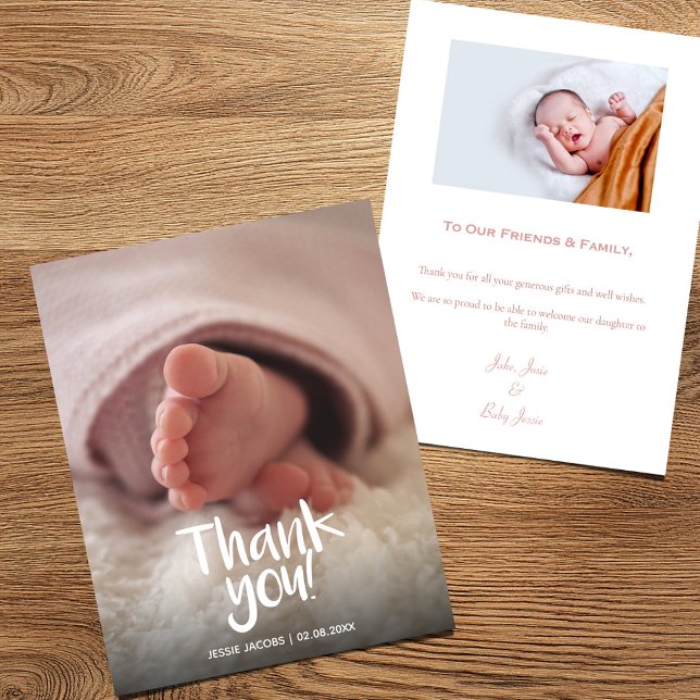Seu cartões de agradecimentos de chá de fraldas da (Baby boy announcement card featuring a close-up of tiny feet and handwritten style script )