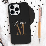 Seu nome e monograma em preto plano<br><div class="desc">Obtenha esta aparência de designer para proteger seu telefone inteligente em estilo adicionando seu toque pessoal ao design. Personalize o modelo de texto com seu nome e monograma inicial para uma aparência que é você! A cor de fundo deste caso é um preto plano moderno com um nome inicial castanho...</div>