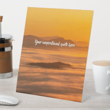 Seu texto personalizado sobe acima da paisagem neb