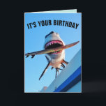 SHARK BIRTHDAY FUNNY KILLER SHARK GREETING CARTÃO<br><div class="desc">É O SEU CARTÃO DE TUBARÃO DE ANIVERSÁRIO. LEITURA DE dentro: APROVEITE O BOLO,  MAS NÃO SE MORRA MAIS DO QUE PODE BEIJAR!</div>