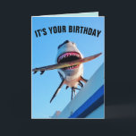 SHARK BIRTHDAY FUNNY KILLER SHARK GREETING CARTÃO<br><div class="desc">É O SEU CARTÃO DE TUBARÃO DE ANIVERSÁRIO. LEITURA DE dentro: APROVEITE O BOLO,  MAS NÃO SE MORRA MAIS DO QUE PODE BEIJAR!</div>