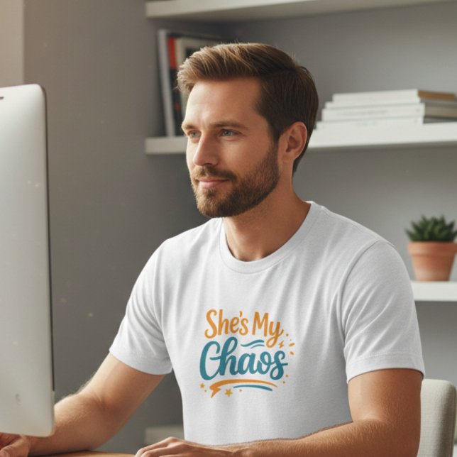 She’s My Chaos Graphic T-Shirt (Criador carregado)