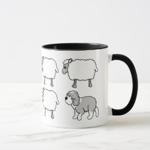 Sheepdog inglês velho que reune a caneca dos