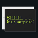 Shhh Surprise 60th Convite de aniversário<br><div class="desc">Preto e Verde limão Shhh é uma surpresa O 60º Convite de aniversário é ousado, contemporâneo e moderno. Um lado é preto com verde limão e diz "Shhh... é uma surpresa." O verso tem todas as informações da parte e é concluído em preto em um fundo de verde limão. Isto...</div>