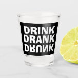 Shot Copo de Bebida Personalizado para Festa<br><div class="desc">Beba, Bebeu e o trabalho Bebado de cabeça para baixo nestes copos de shot. Mostramos fonte branca em fundo preto, mas você pode alterá-lo para qualquer cor de fundo, qualquer fonte, qualquer cor de fonte. Presente divertido para o Dia dos Pais, festa de despedida de solteiro ou solteira, presente de...</div>