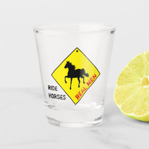 Shot Homens de Verdade Montam Cavalos e Festejam / Copo