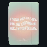 Siga os seus sonhos Motivação de gradiente de Past<br><div class="desc">Siga os seus sonhos! Na moda Trendy Motivational capa de ipad com uma textura verde-hortelã de gradiente de cor verde-de-pêssego e texto retroinspirado ondulado - um cobrir motivacional com seu nome na caligrafia de script para a Escola ou Escritório em Rosa, Roxo, Azul. Personalize esta capa de ipad com seu...</div>
