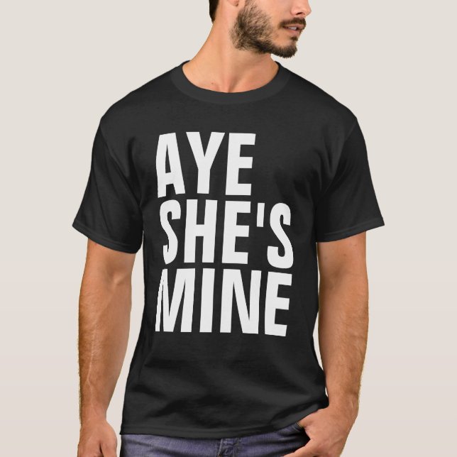 Sim, ela é minha T-Shirts (cores escuras) (Frente)