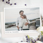 Simples Foto Moderna - Obrigado Cartão De Casament<br><div class="desc">Este simples modelo de cartões de agradecimentos de casamento de fotos na moda apresenta os seus nomes e datas abaixo da sua fotografia, juntamente com 'AMOR & OBRIGADOS. Você pode optar por alterar a fonte, a pontuação ou a cor usada para vários elementos de texto deste design na frente e/ou...</div>