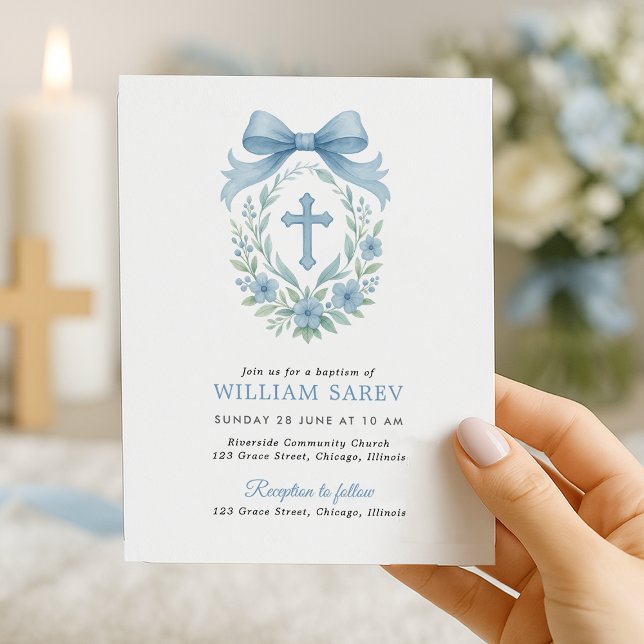 Simples orçamento Blue Boy Baptism Convite com Arc (Elegant boy baptism invite with blue bow and floral cross – held in hand near candlelight)