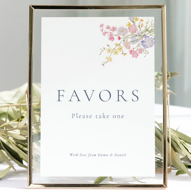 Sinal de Mesa de Casamento em Azul Empoeirado com  (Dusty Blue Script Favors Wedding Tabletop Sign)