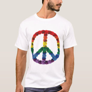Sinal de paz do arco-íris feito fora do t-shirt