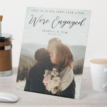 Sinal de pedestal para festa de noivado com foto d