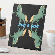 Sinal de Plástico com Imagem de Cavalo Run and Run