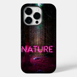 Sinal magenta da natureza neon-magenta da floresta
