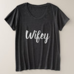 Size Camiseta Wifey Plus Tamanho<br><div class="desc">Bela camisa de cinza com o texto "Wifey". Super confortável e combina excelente com jeans ou leggings. Excelente para os preparativos do casamento,  lua de mel,  ou como surpresa para sua esposa ou marido.</div>