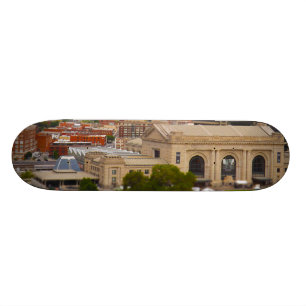 Skate A estação da união, centro de Kauffman, céu posta