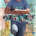 Skate Abstrato Geométrico com Elementos de Grafite Negri<br><div class="desc">Este design de skate apresenta uma combinação vibrante de formas geométricas inspiradas no grafite e pinceladas expressivas em preto, vermelho e preto sobre um fundo branco limpo. Os elementos caóticos, em camadas, e os símbolos abstrato criam um visual impressionante que combina a energia urbana com uma vibração da arte moderna....</div>