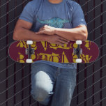 Skate Adicione seu próprio nome personalizado magenta pe<br><div class="desc">Adicione seu próprio nome personalizado O skateboard personalizado apresenta seu nome personalizado na tipografia dourada moderna em um simples fundo magenta. Personalize editando o texto na caixa de texto fornecida. Dê um presente personalizado, skate personalizado ao seu skate favorito para o Natal, aniversário ou seu melhor amigo. Elaborado por ©Evco...</div>