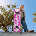 Skate Adicione seu próprio nome personalizado rosa quent<br><div class="desc">Adicione seu próprio nome personalizado O skateboard personalizado apresenta seu nome personalizado em tipografia rosa-quente moderna em um simples fundo branco. Personalize editando o texto na caixa de texto fornecida. Dê um presente personalizado, skate personalizado ao seu skate favorito para o Natal, aniversário ou seu melhor amigo. Elaborado por ©Evco...</div>