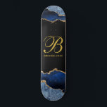 Skate Agata Negra Azul da Menina Personalizada<br><div class="desc">Monograma personalizado de ouro a preto com bordas brilhantes de ouro de cor preta azul. Abstrato geode</div>