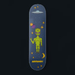 Skate Alienígena Espacial com Saucer Voador Personalizad<br><div class="desc">Crie um presente personalizado fora deste mundo. Este skate apresenta ilustrações de uma alienígena do espaço verde limão,  um pau ou disco voador,  estrelas,  lua e planetas e está pronto para ser personalizado com um nome.</div>