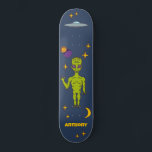 Skate Alienígena Espacial com Saucer Voador Personalizad<br><div class="desc">Crie um presente personalizado fora deste mundo. Este skate apresenta ilustrações de uma alienígena do espaço verde limão,  um pau ou disco voador,  estrelas,  lua e planetas e está pronto para ser personalizado com um nome.</div>
