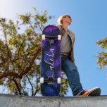 Skate Aloha, legal tipografia, abacaxi azul púrpura ombr<br><div class="desc">Aloha. Traga um pouco das ilhas havaianas para as ruas da sua cidade sempre que você usa este padrão de abacaxi azul roxo, chic, gritante, na moda, moderno, narrador desportivo, tipografia manuscrita branca sobre um gráfico aflitivo, padrão de abacaxi azul roxo sobre um fundo preto. Faz uma declaração divertida e...</div>