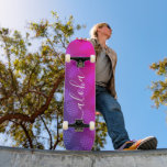 Skate Aloha, legal tipografia, abacaxi rosa púrpura ombr<br><div class="desc">Aloha. Traga um pouco das ilhas havaianas para as ruas da sua cidade sempre que você usa este padrão brilhante, chic, gritante, na moda, moderno de skate, nítida, escrita à mão branca, tipografia de guiões sobre um padrão gráfico, abacaxi em uma vívida ombre roxa e rosa-quente. Faz uma declaração divertida...</div>