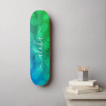 Skate "Aloha": legal tipografia azul abacaxi verde-abaca<br><div class="desc">Aloha. Traga um pouco das ilhas havaianas para as ruas da sua cidade sempre que você usa este padrão de abacaxi brilhante, chic, gritante, na moda, moderno skateboard crisp, escrita branca e tipografia escrita manual sobre um gráfico angustiado, um padrão de abacaxi em uma vívida turquesa, azul e verde ombre....</div>