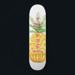 Skate Ananás personalizado<br><div class="desc">Este skate feminino é decorado com um abacaxi desenhado à mão em tons de amarelo e verde com tipografia rosa. Facilmente personalizável com o nosso nome. Porque nós criamos nosso próprio trabalho de arte você não encontrará essa imagem exata de outros designers. Original Watercolor © Michele Davies.</div>