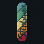 Skate Arco-íris com padrão de faixa retroativa com nome<br><div class="desc">Um arco-íris retrô com 70 anos inspirou cores e um padrão mínimo. As cores verde,  azul,  amarelo,  laranja e vermelha podem ser alteradas. As grandes faixas que correm na diagonal fazem dela um olhar ousado,  mas mínimo,  para o seu conselho.</div>