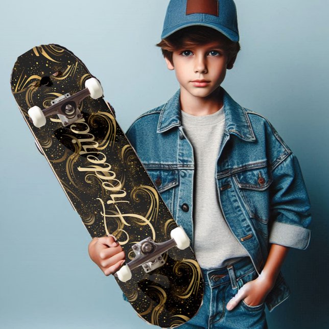 Skate Arte Decorativa Moderna com Folhas e Redemoinhos e (Modern Black Gold Leafy Swirls Decorative Art Name Skateboard)