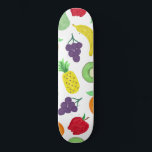 Skate Artsy Summer Colorful Acrylic Fruta Padrão<br><div class="desc">Esta arte e um padrão único são perfeitos para a estação de verão. Representa um padrão de fruta pintado de acrílico brilhante e vibrante, incluindo peras, maçãs, bananas, laranjas, uvas e kiwi, sobre um simples fundo branco. É moderno, legal, e um impressão de comida brincalhão. ***NOTA DE DESIGN IMPORTANTE: Para...</div>