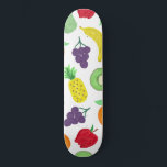 Skate Artsy Summer Colorful Acrylic Fruta Padrão<br><div class="desc">Esta arte e um padrão único são perfeitos para a estação de verão. Representa um padrão de fruta pintado de acrílico brilhante e vibrante, incluindo peras, maçãs, bananas, laranjas, uvas e kiwi, sobre um simples fundo branco. É moderno, legal, e um impressão de comida brincalhão. ***NOTA DE DESIGN IMPORTANTE: Para...</div>