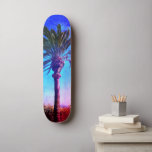 Skate Árvore Palm Azul Roxo, Trendência Legal De Vintage<br><div class="desc">Prepare-se para abraçar o sol quente nas ruas da sua cidade sempre que você usa este skate colorido e selvagem de uma palmeira da Califórnia com um olhar vintage, púrpura angustiada, azul e fundo vermelho. Faz uma declaração legal e divertida toda vez que você surf o pavimento. Faz um presente...</div>