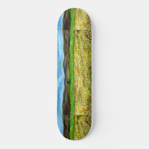 SKATE ÁRVORE SOLITÁRIA NO CAMPO DE FLORES AMARELAS, TOSC