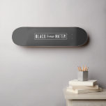 Skate As Vidas Negras Importam | BLM Race Igualdade Mode<br><div class="desc">Um simples na moda "Black lives" cita design de arte com a tipografia urbana contemporânea e uma simples fronteira ousada. Nossa design minimalista,  moderna e monocromática é inspirada pelo movimento BLM para ajudar a conscientizar o racismo e a igualdade racial.</div>