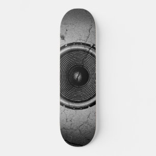 Skate auto-falante de música em uma parede rachada