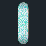 Skate Azul branco náutico do Aqua do teste padrão do<br><div class="desc">Este oceano bonito/praia-inspirado repetindo o skate náutico do teste padrão olha como um recife de corais intrincado-tecido no branco no azul do aqua/verde do seafoam. O teste padrão elegante do recife de corais é feito em um olhar do estêncil. Este design simples, moderno é perfeito para um tema litoral/praia. "Personalize-o"...</div>