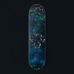 Skate Azul e Dourado sob o céu noturno das estrelas<br><div class="desc">Folha Azul e Dourada sob o fundo da Galáxia Celestial do Céu Noturno das Estrelas.</div>