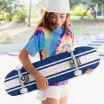 Skate Bandas brancas Douradas,  Monogramas, de cor azul<br><div class="desc">Crie suas próprias faixas de corridas, personalizadas, clássicas, azuis e brancas, legal, na moda, elegante e elegante tipografia de ouro, melhor qualidade do mapa de duro-rocha em forma de skate deck. Para personalizar, basta digitar seu nome / monograma / iniciais. Ao adicionar / design, você poderá ver uma prévia da...</div>