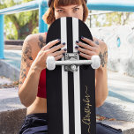 Skate Bandas Douradas de Monograma de Preto Clássico<br><div class="desc">Crie suas próprias faixas de corrida personalizadas, clássicas, preto e branco, legal, na moda, clássico e elegante script de tipografia de ouro falso, melhor qualidade do mapa do duro-rock em forma de skate deck. Para personalizar, basta digitar seu nome / monograma / iniciais. Ao adicionar / design, você poderá ver...</div>