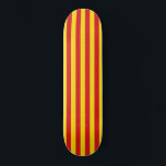 Skate Bandeira Catalã (Catalunha)<br><div class="desc">Este item apresenta as faixas icônicas vermelha e amarela da bandeira catalã. A Catalunha (Catalunha) é uma comunidade autônoma no canto nordeste da Espanha,  que possui um forte movimento nacionalista em busca da independência da região. A maior cidade da Catalunha é Barcelona,  situada na costa do Mar Mediterrâneo.</div>