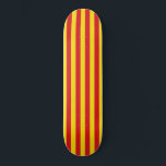 Skate Bandeira Catalã (Catalunha)<br><div class="desc">Este item apresenta as faixas icônicas vermelha e amarela da bandeira catalã. A Catalunha (Catalunha) é uma comunidade autônoma no canto nordeste da Espanha, que possui um forte movimento nacionalista em busca da independência da região. A maior cidade da Catalunha é Barcelona, situada na costa do Mar Mediterrâneo.</div>