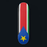 Skate Bandeira do Sudão do Sul (África)<br><div class="desc">Esta design apresenta a bandeira nacional do Sudão do Sul (oficialmente conhecida como República do Sudão do Sul), que é um país sem litoral na África Central Oriental. O Sudão do Sul faz fronteira com a Etiópia a leste, o Sudão a norte, a República Centro-Africana a oeste, a República Democrática...</div>