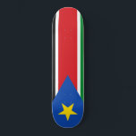 Skate Bandeira do Sudão do Sul (África)<br><div class="desc">Esta design apresenta a bandeira nacional do Sudão do Sul (oficialmente conhecida como República do Sudão do Sul), que é um país sem litoral na África Central Oriental. O Sudão do Sul faz fronteira com a Etiópia a leste, o Sudão a norte, a República Centro-Africana a oeste, a República Democrática...</div>