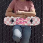 Skate Bom padrão do verificador branco rosa-rosa de vibe<br><div class="desc">Outro skate feminino de JessicaAmber... me mande uma mensagem sobre encomendas personalizadas! Esta prancha de skate divertida apresenta um design de prancha de xadrez branco e rosa pastel. O padrão tem uma distorção ondulante nele, dando uma vibração divertida e jovem. O slogan no meio diz "boas vibrações" em uma fonte...</div>