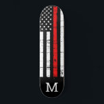 Skate Bombeiro americano Flag Thin Red Line<br><div class="desc">Bordo fino da linha vermelha - bandeira americana em cores de bandeira de bombeiro, design angustiado. Personalize este skate de bombeiros com um monograma inicial. Este skate personalizado de bombeiros é perfeito para bombeiros e famílias de bombeiros, crianças e todos aqueles que os apoiam. COPYRIGHT © 2020 Judy Burrows, Black...</div>